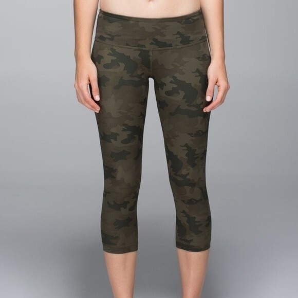 Lululemon Wunder Under Crop - Picture 1 of 5